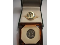 18ct yellow gold seal engraved signet ring, with seal.