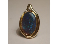 18ct yellow gold pendant set with Opal and Diamond
