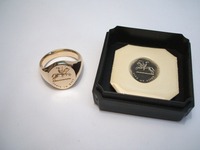 Oval 18ct signet ring seal engraved, with seal