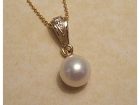 9ct yellow and white cultured pearl pendant with diamonds set into runner