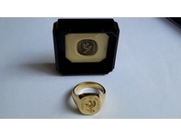 18ct signet ring seal engraved with crest and motto, showing wax impression