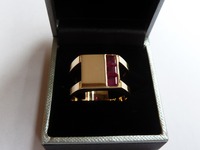 Yellow gold signet ring set with three rubies, split shank
