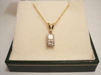 18ct gold necklet set with two Princess cut diamonds
