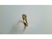18ct yellow gold single stone ring with diamonds pavé set on the shoulders.